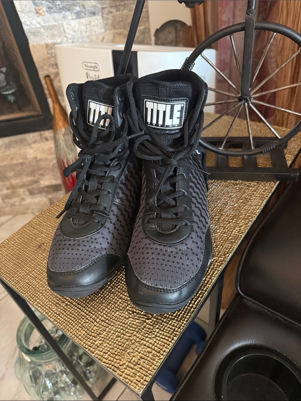 TITLE Men's Black and Gray Athletic Boxing Shoes